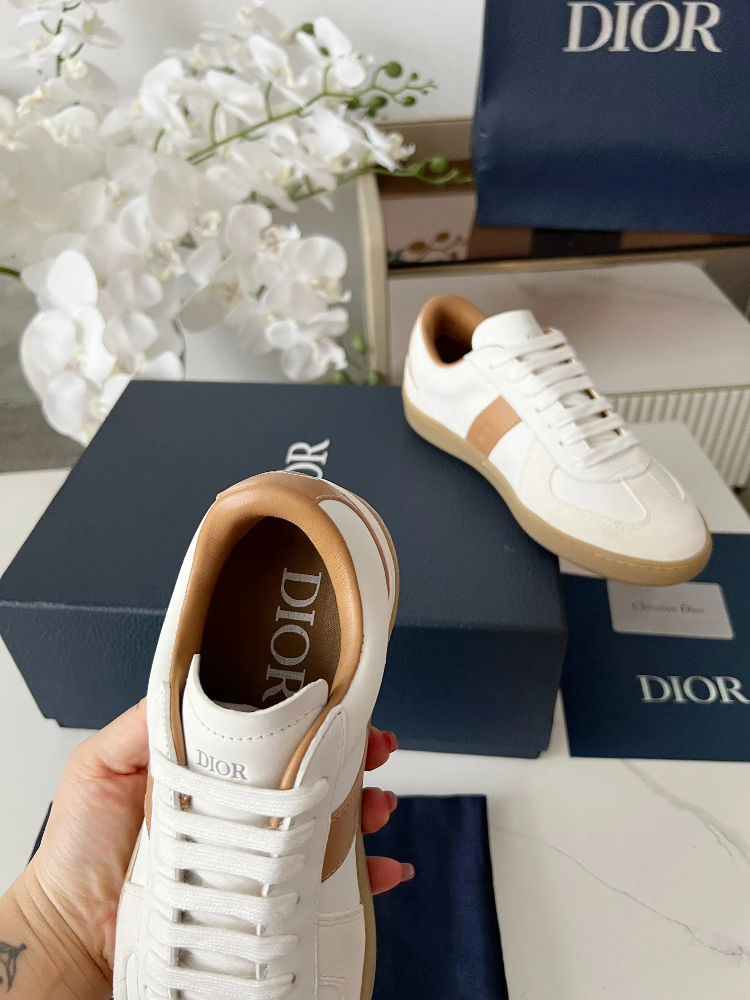 Men's Men's Shoes💰420 [New Style]🍿🍿Dior Dior Size: 38-44 (45 customized) 2025 new Dior B01 top version of moral training shoes! ! ! Made of white and brown first-layer cowhide, paired with white high-mercerized smooth suede, the upper is fully oiled and the original TPU molded outsole. New to the Fall 2025 collection, this sneaker marks the return of Dior’s classic style, reinterpreted in a stylish and elegant silhouette. Crafted from brown and white smooth first-grain cowhide, it's decorated with white high-mercerized cow suede splicing to enhance the style. Lined in tonal silk sheepskin, the shoe is finished with the Dior logo on the tongue and inner sides, and the CD icon on the heel. Paired with amber Tpu non-slip soles, it can be matched with various styles to create a sophisticated look.